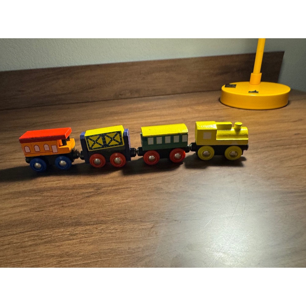 Unbranded 4 Piece Wooden Magnetic Train Set Engine Cargo Passenger Caboose Multi
